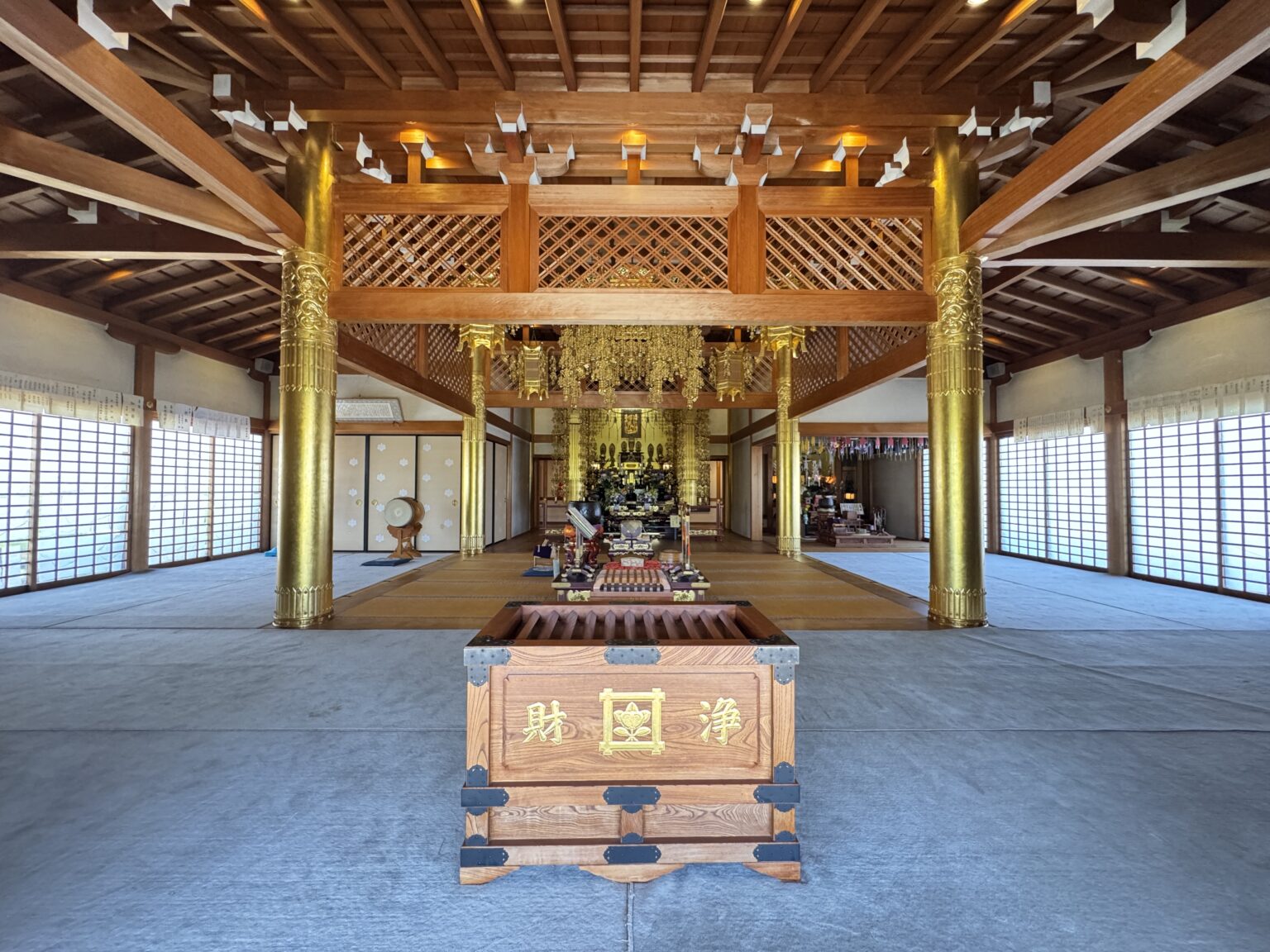 本成寺 本堂の内観