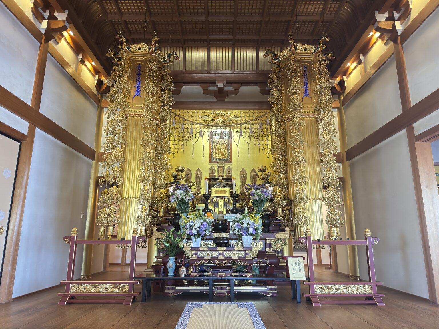 本成寺の本堂内陣