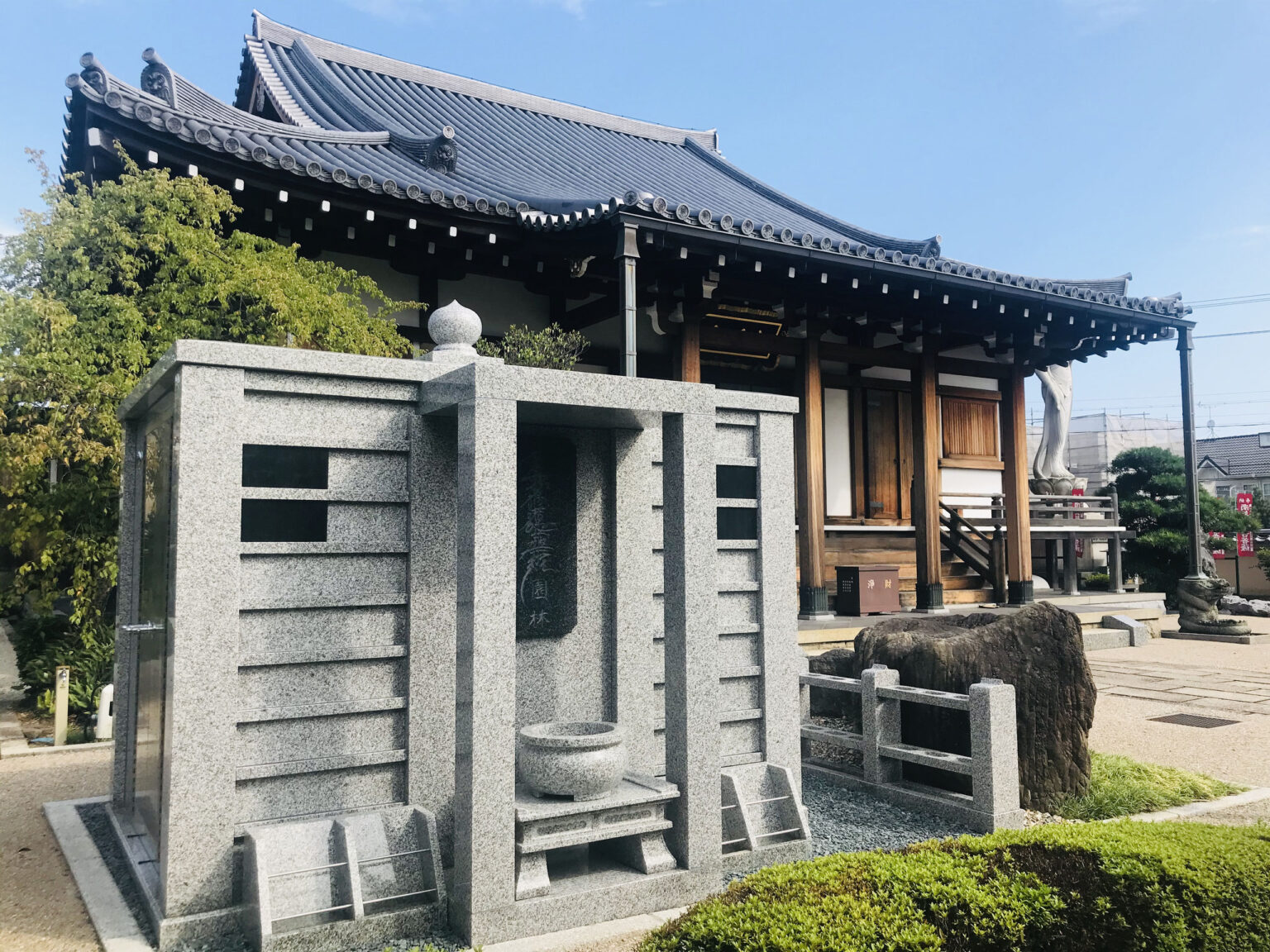 本成寺 境内の納骨堂・永代供養墓