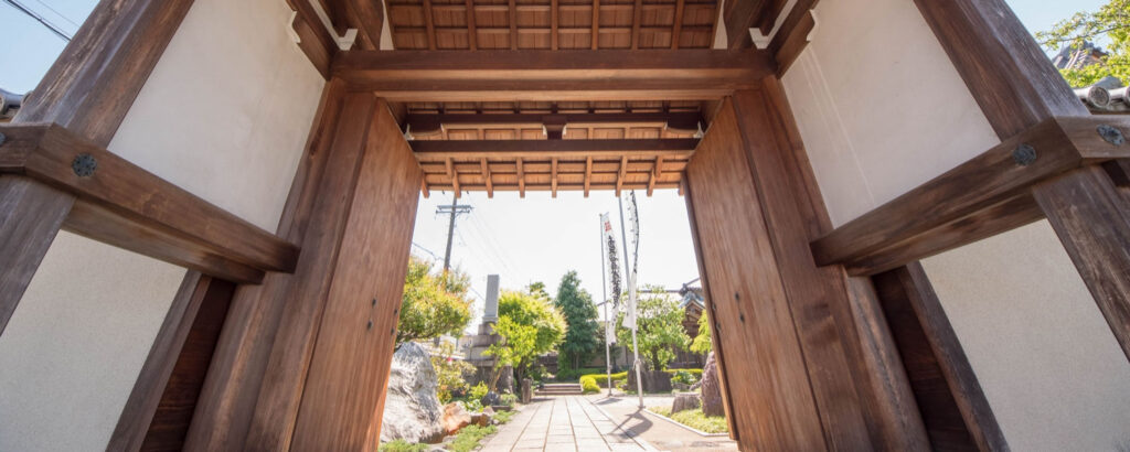 本成寺の山門から見た参道